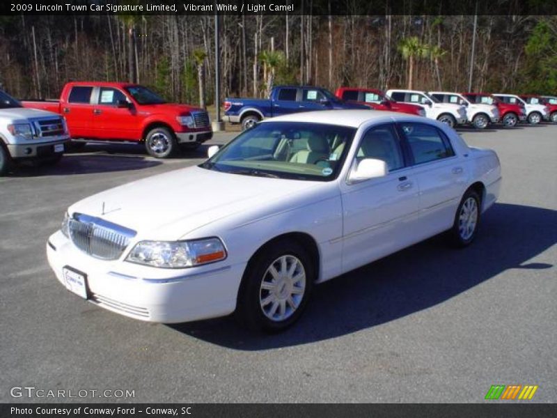 Vibrant White / Light Camel 2009 Lincoln Town Car Signature Limited