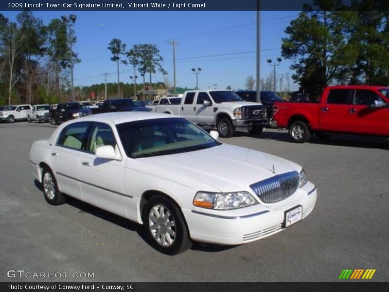 Vibrant White / Light Camel 2009 Lincoln Town Car Signature Limited