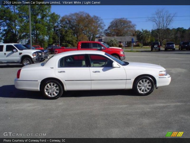 Vibrant White / Light Camel 2009 Lincoln Town Car Signature Limited