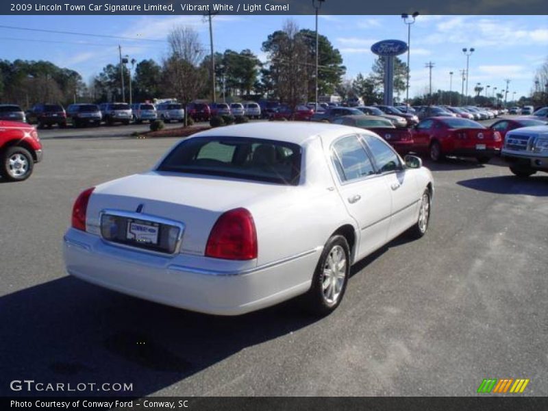 Vibrant White / Light Camel 2009 Lincoln Town Car Signature Limited