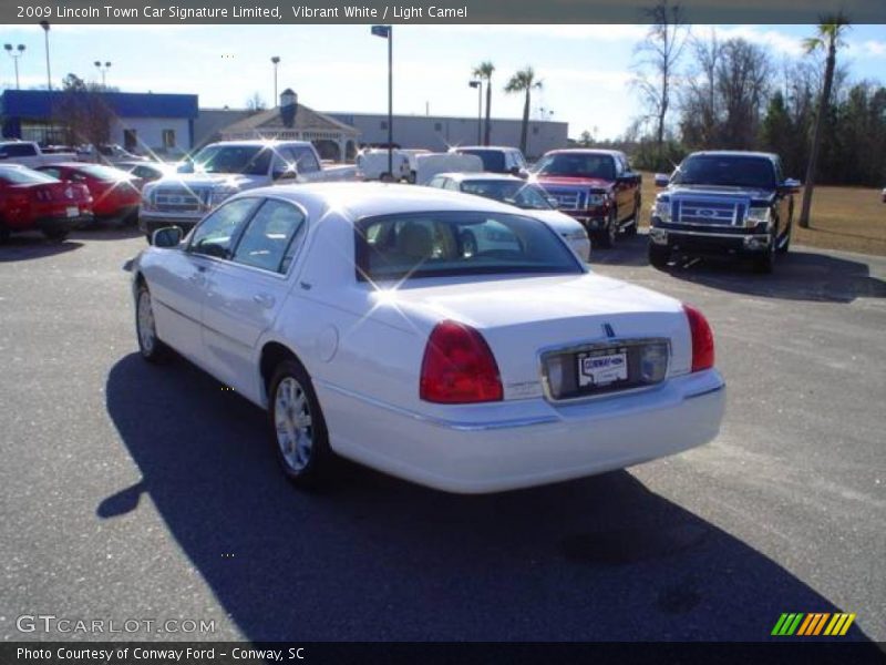Vibrant White / Light Camel 2009 Lincoln Town Car Signature Limited