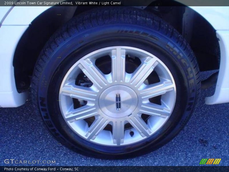 Vibrant White / Light Camel 2009 Lincoln Town Car Signature Limited