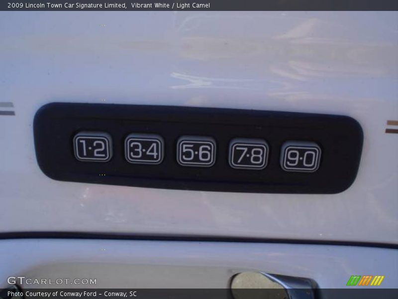 Vibrant White / Light Camel 2009 Lincoln Town Car Signature Limited