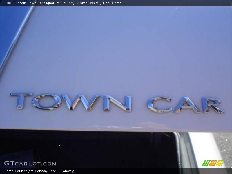 Vibrant White / Light Camel 2009 Lincoln Town Car Signature Limited