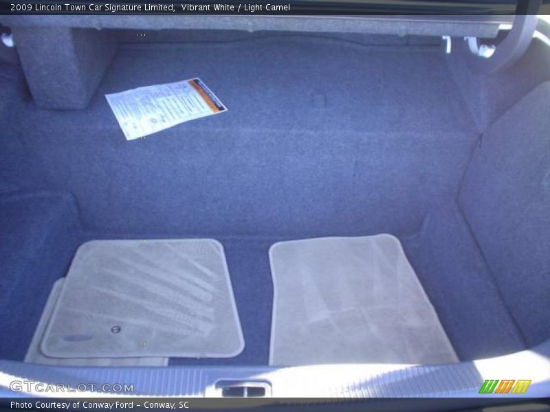 Vibrant White / Light Camel 2009 Lincoln Town Car Signature Limited