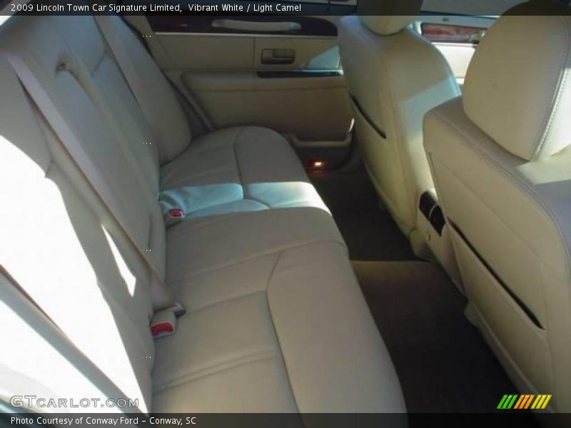 Vibrant White / Light Camel 2009 Lincoln Town Car Signature Limited