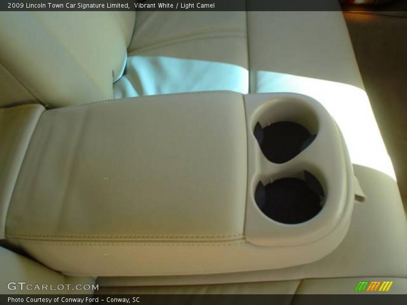 Vibrant White / Light Camel 2009 Lincoln Town Car Signature Limited