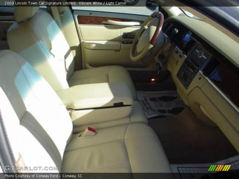 Vibrant White / Light Camel 2009 Lincoln Town Car Signature Limited