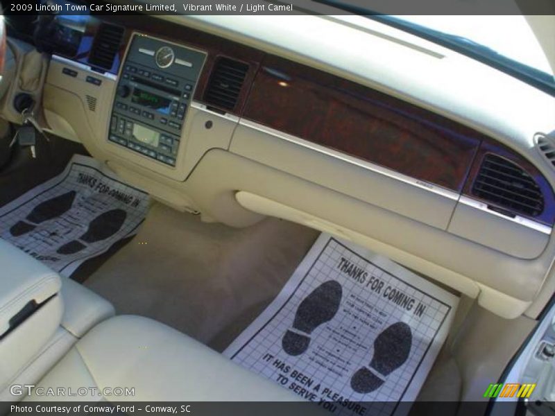 Vibrant White / Light Camel 2009 Lincoln Town Car Signature Limited