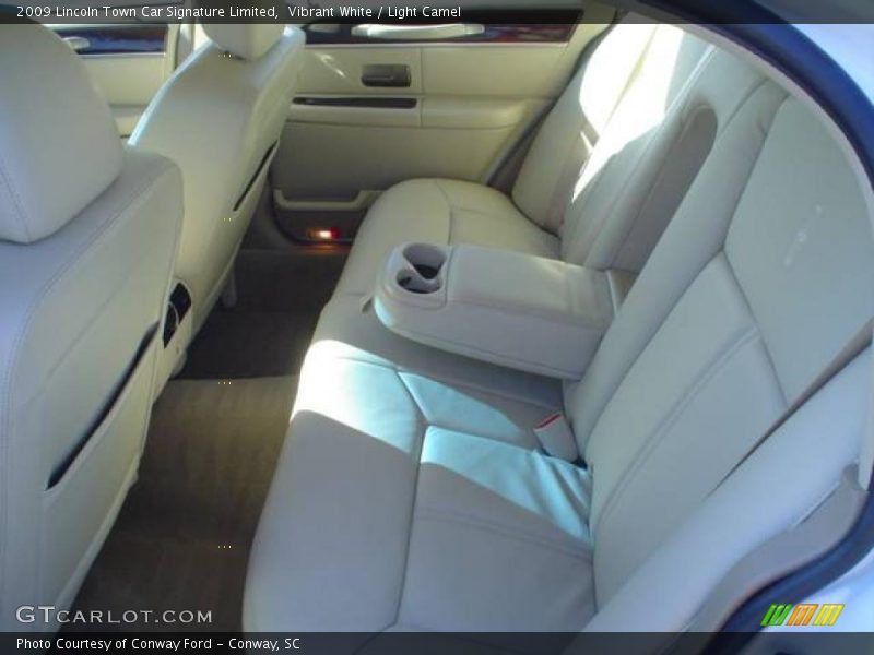 Vibrant White / Light Camel 2009 Lincoln Town Car Signature Limited
