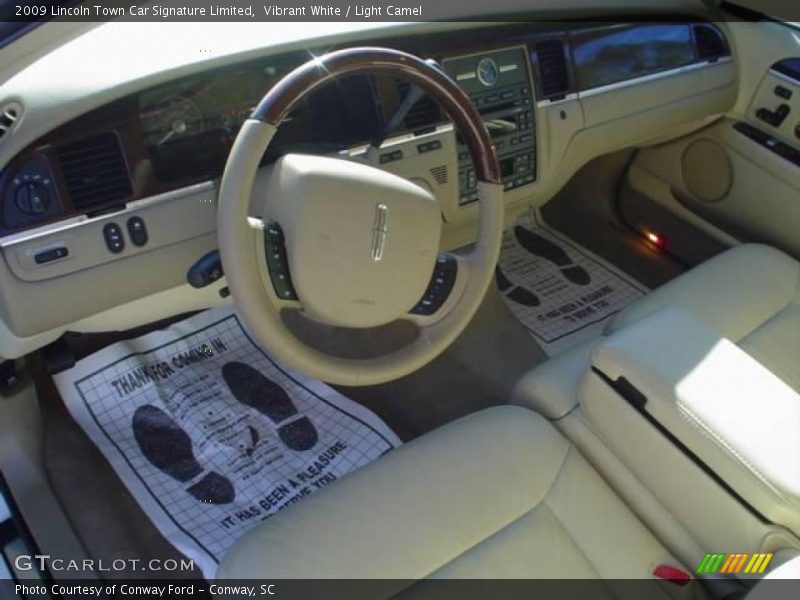 Vibrant White / Light Camel 2009 Lincoln Town Car Signature Limited