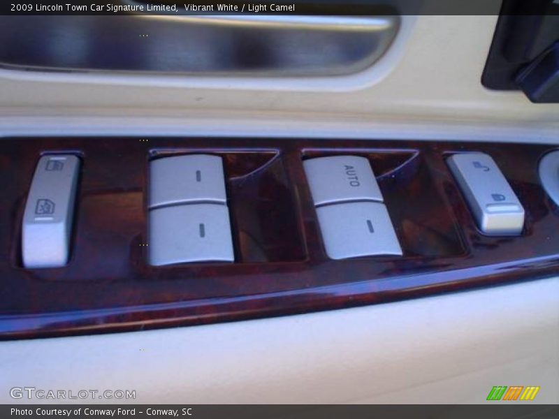Vibrant White / Light Camel 2009 Lincoln Town Car Signature Limited