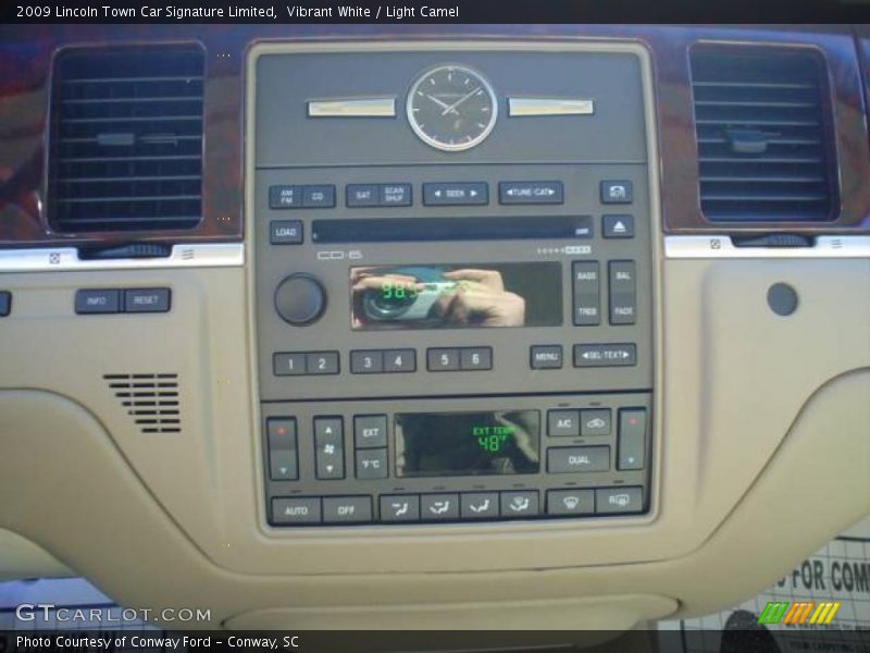 Vibrant White / Light Camel 2009 Lincoln Town Car Signature Limited