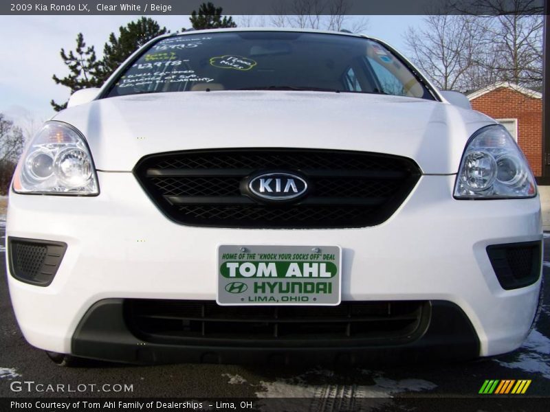 Clear White / Beige 2009 Kia Rondo LX