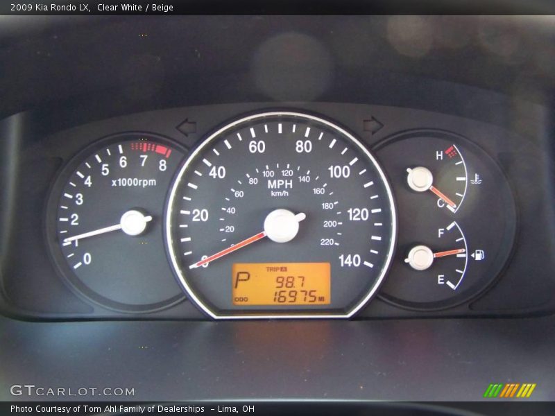 Clear White / Beige 2009 Kia Rondo LX