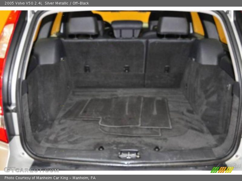 Silver Metallic / Off-Black 2005 Volvo V50 2.4i
