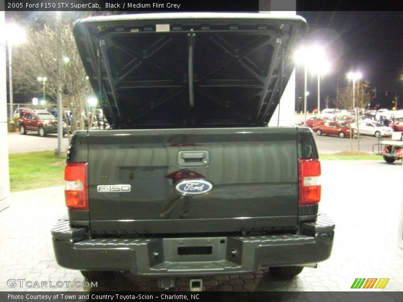Black / Medium Flint Grey 2005 Ford F150 STX SuperCab