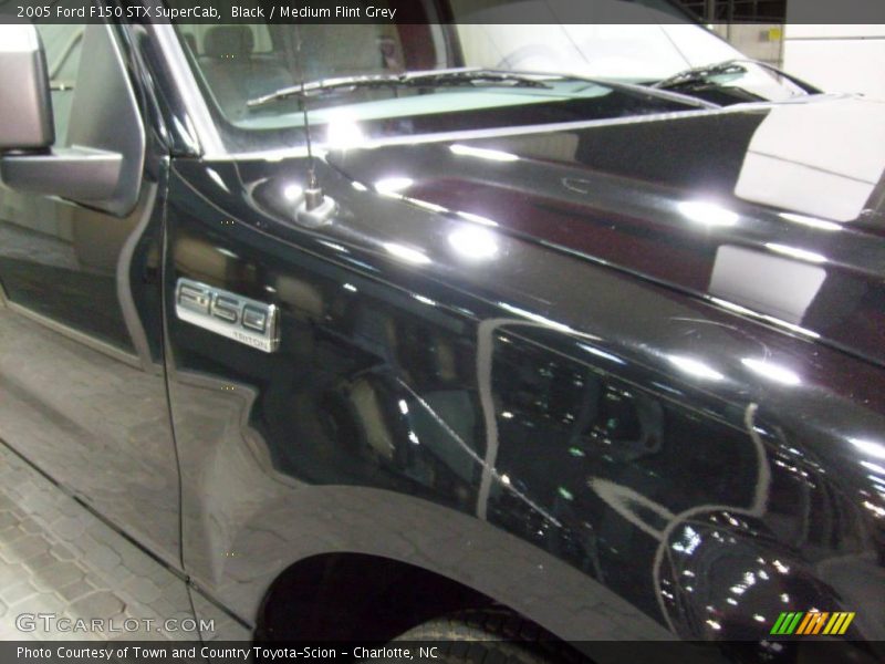 Black / Medium Flint Grey 2005 Ford F150 STX SuperCab