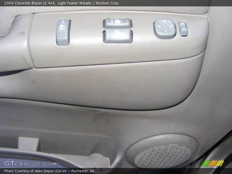 Light Pewter Metallic / Medium Gray 2004 Chevrolet Blazer LS 4x4