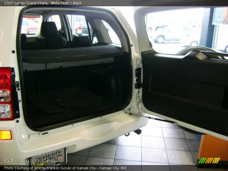 White Pearl / Black 2007 Suzuki Grand Vitara