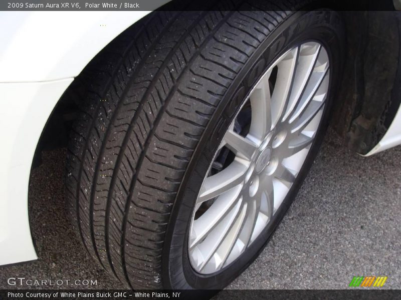 Polar White / Black 2009 Saturn Aura XR V6