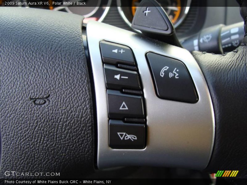 Polar White / Black 2009 Saturn Aura XR V6