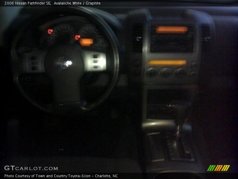 Avalanche White / Graphite 2006 Nissan Pathfinder SE