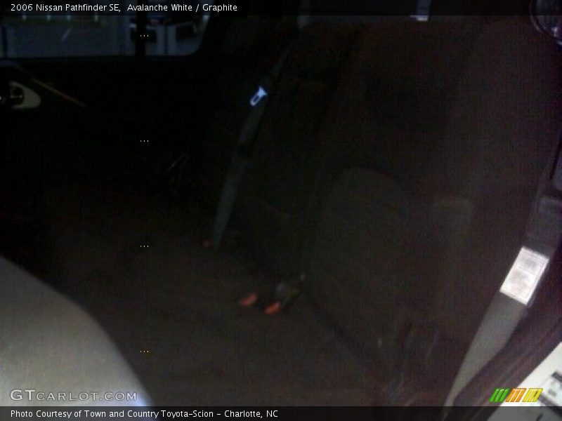 Avalanche White / Graphite 2006 Nissan Pathfinder SE