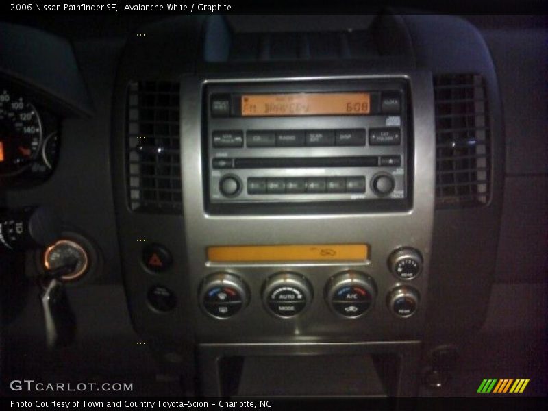Avalanche White / Graphite 2006 Nissan Pathfinder SE
