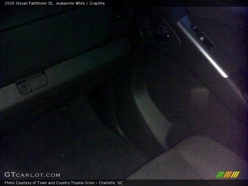 Avalanche White / Graphite 2006 Nissan Pathfinder SE