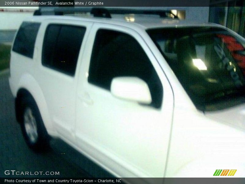 Avalanche White / Graphite 2006 Nissan Pathfinder SE