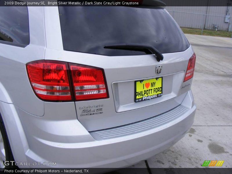 Bright Silver Metallic / Dark Slate Gray/Light Graystone 2009 Dodge Journey SE