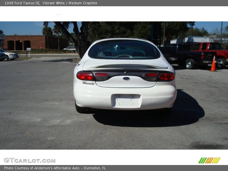 Vibrant White / Medium Graphite 1998 Ford Taurus SE