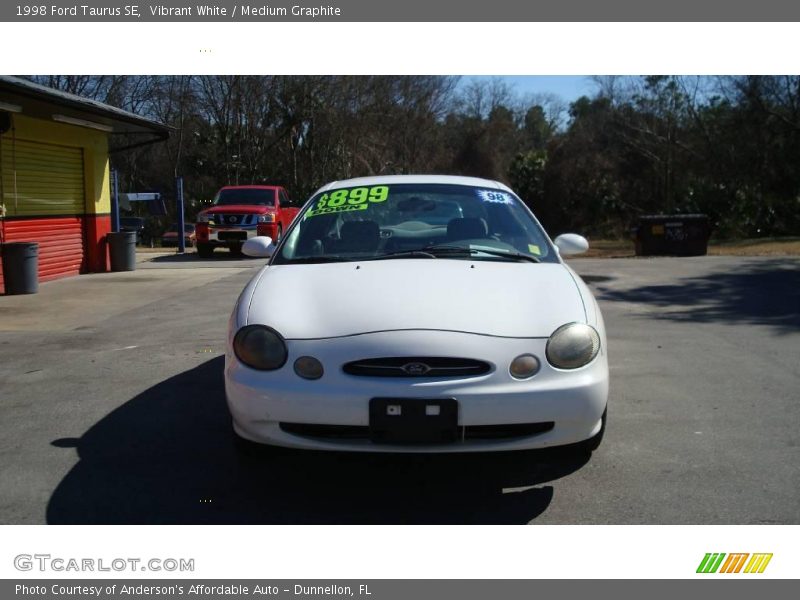 Vibrant White / Medium Graphite 1998 Ford Taurus SE