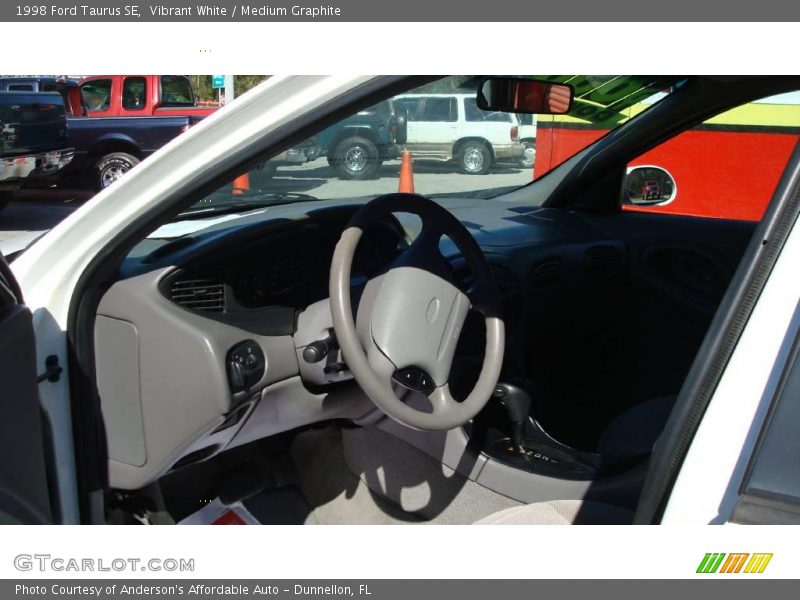 Vibrant White / Medium Graphite 1998 Ford Taurus SE