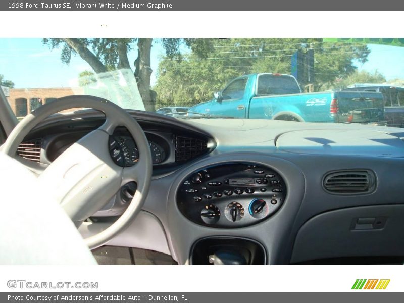 Vibrant White / Medium Graphite 1998 Ford Taurus SE