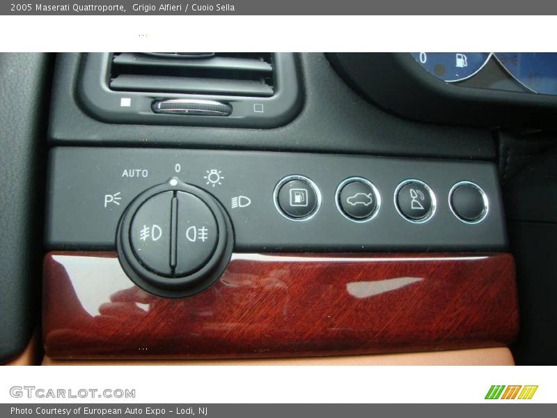 Grigio Alfieri / Cuoio Sella 2005 Maserati Quattroporte