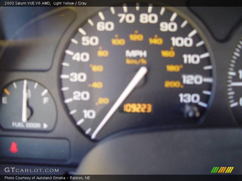 Light Yellow / Gray 2003 Saturn VUE V6 AWD