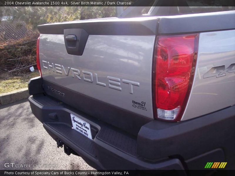 Silver Birch Metallic / Dark Charcoal 2004 Chevrolet Avalanche 1500 4x4