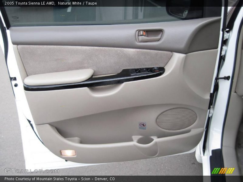 Natural White / Taupe 2005 Toyota Sienna LE AWD