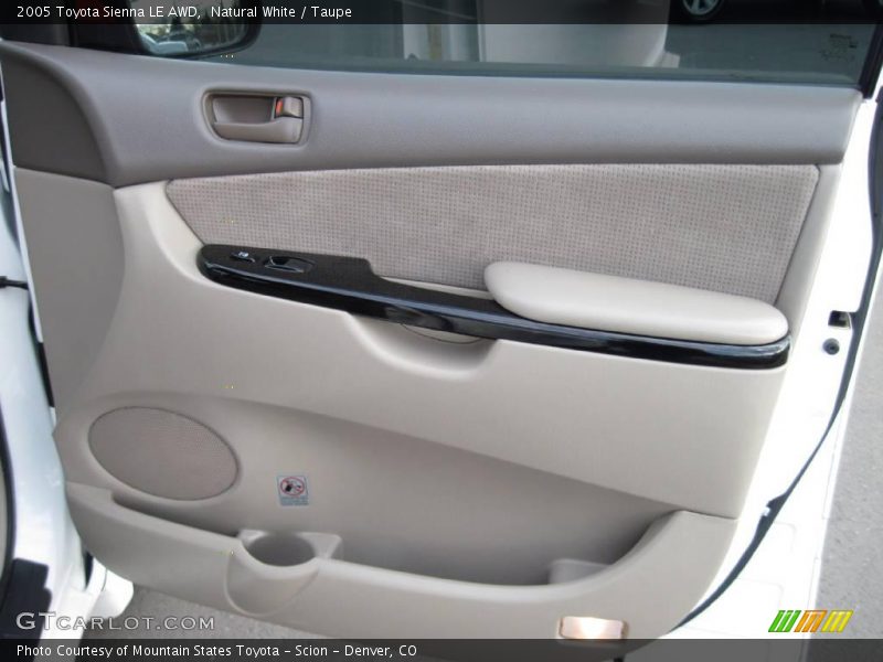 Natural White / Taupe 2005 Toyota Sienna LE AWD