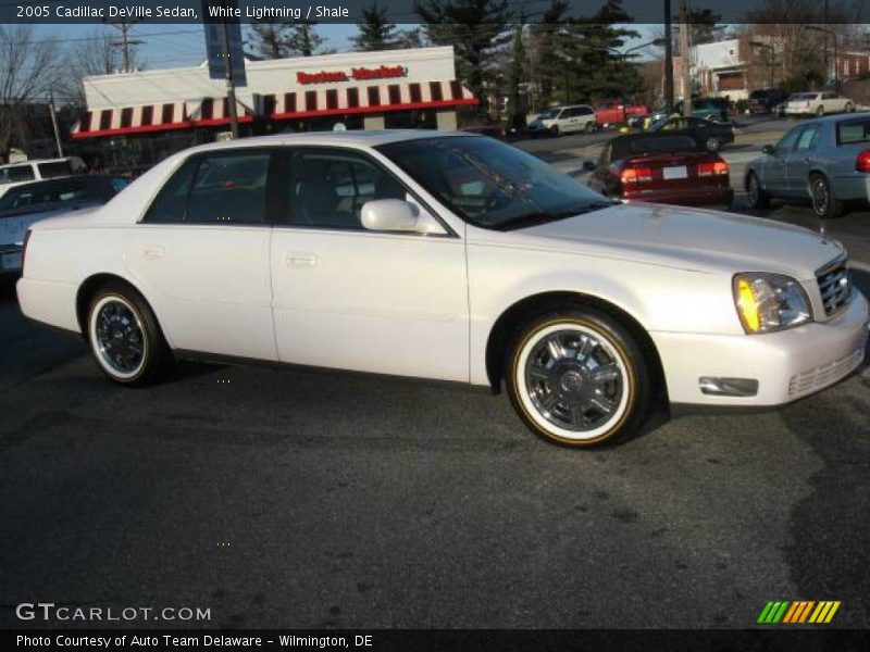 White Lightning / Shale 2005 Cadillac DeVille Sedan