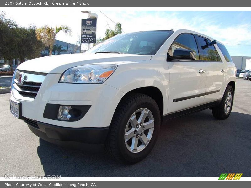 Cream White / Black 2007 Saturn Outlook XE