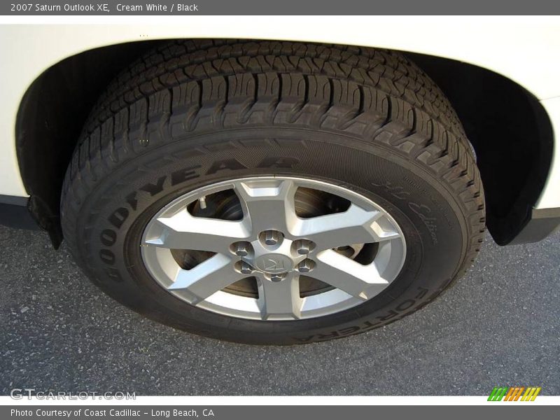 Cream White / Black 2007 Saturn Outlook XE
