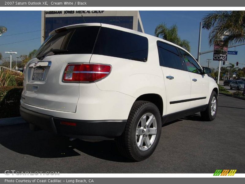 Cream White / Black 2007 Saturn Outlook XE