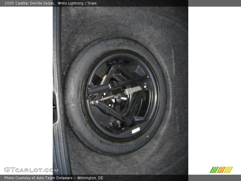 White Lightning / Shale 2005 Cadillac DeVille Sedan