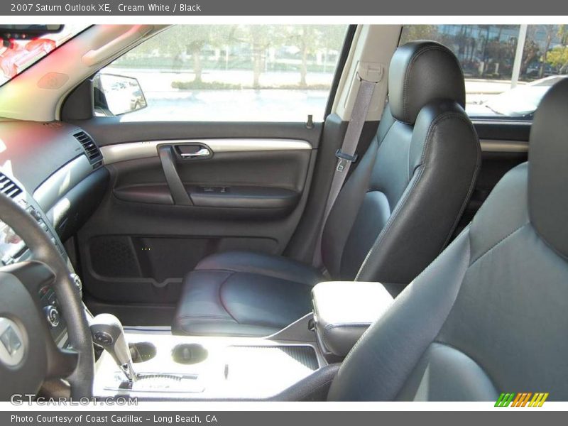 Cream White / Black 2007 Saturn Outlook XE