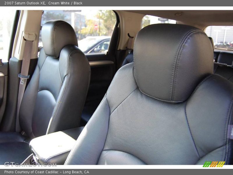 Cream White / Black 2007 Saturn Outlook XE
