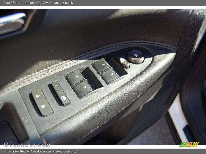 Cream White / Black 2007 Saturn Outlook XE