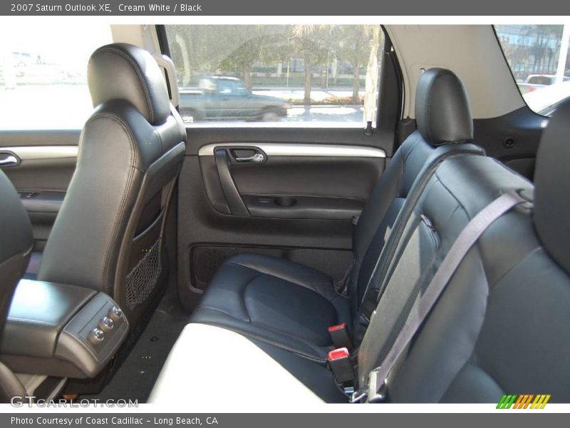 Cream White / Black 2007 Saturn Outlook XE